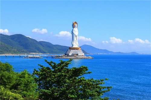 客厅有横梁吊灯如何装修（客厅中有横梁怎么装吊顶好看）